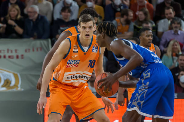 背后是他多 背后是他多